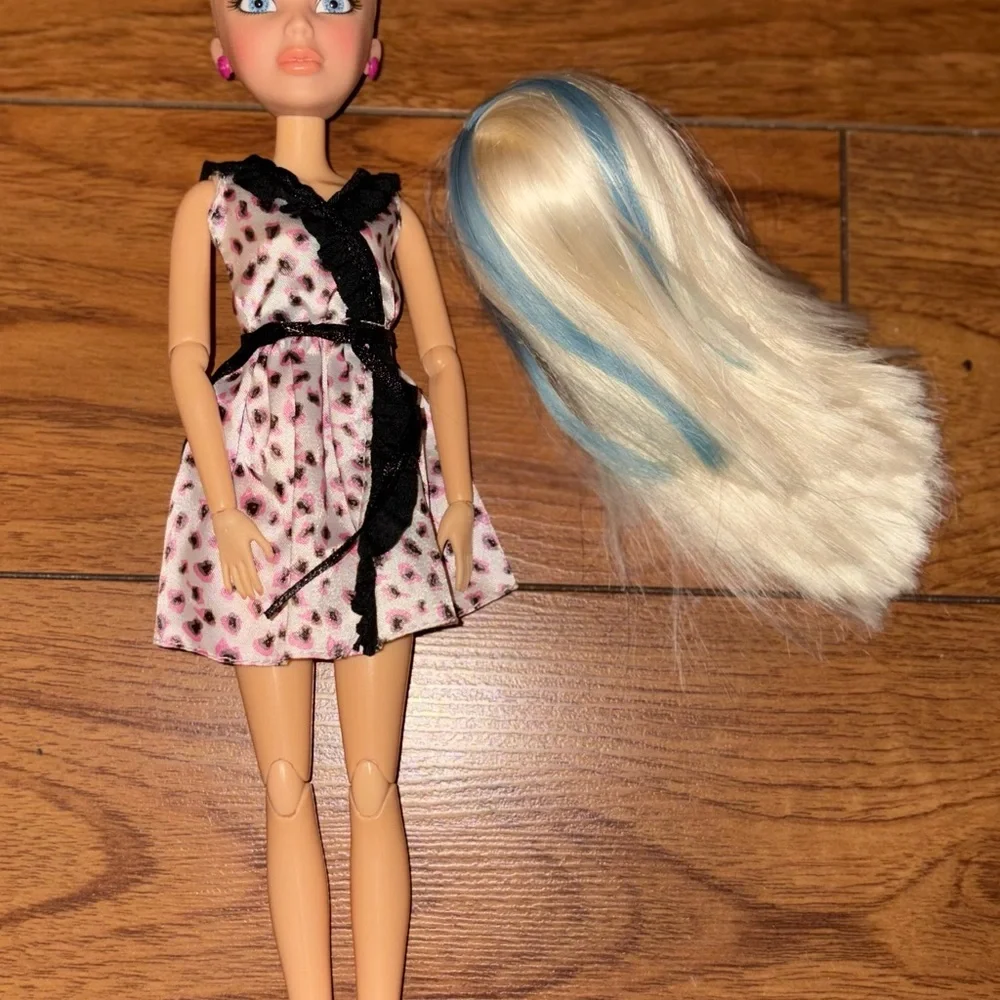 Pair of Fashion Dolls with Pink Accents - Picture 5 of 6